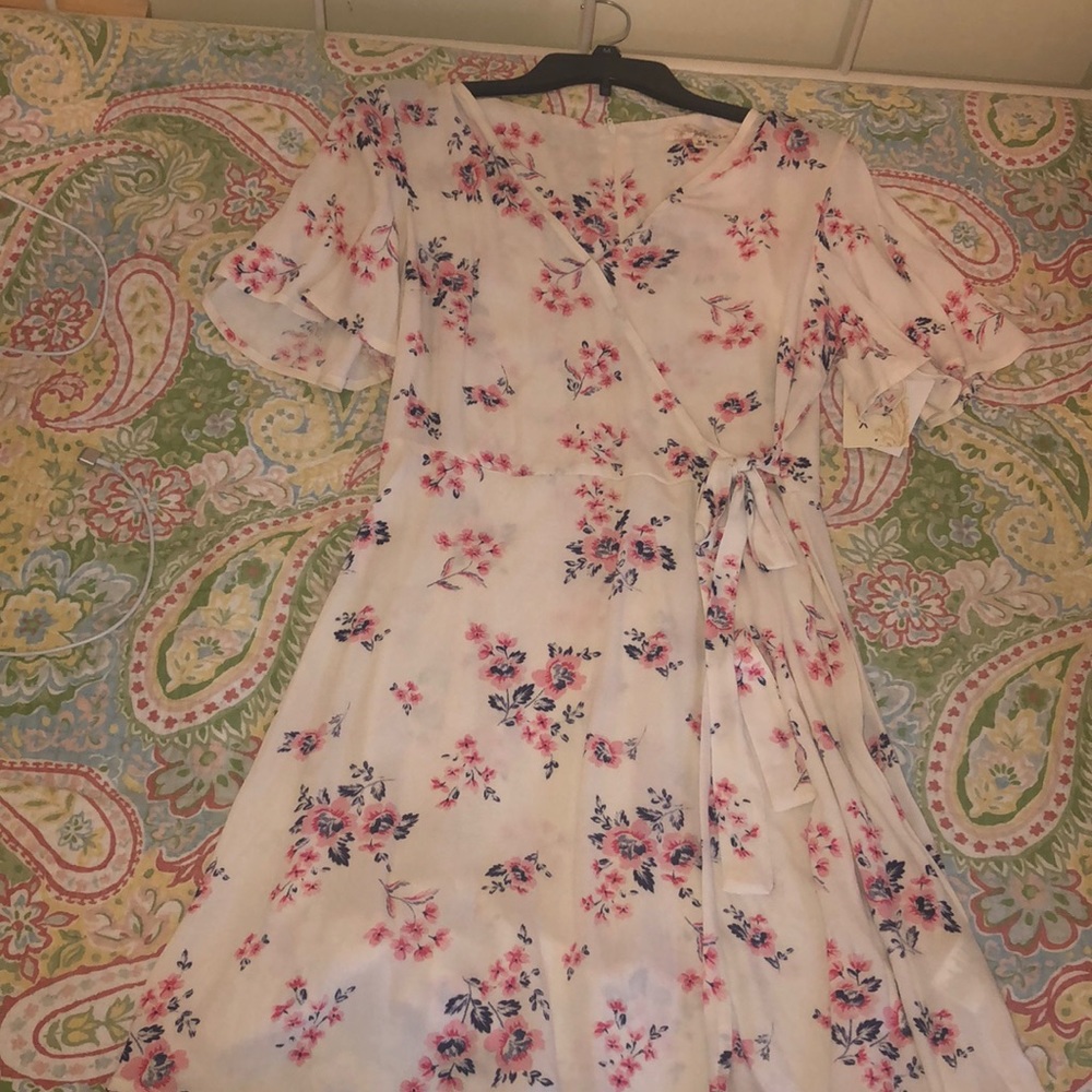 🌸🌸White, pink, and blue floral dress🌸🌸